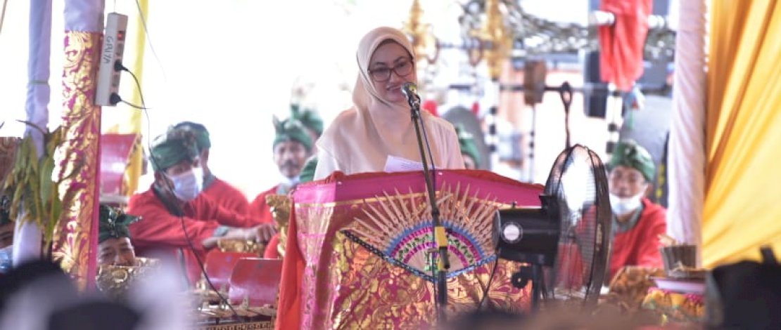 Bupati Luwu Utara, Indah Putri Indriani, menghadiri Upacara Rsi Yadnya Munggah Sulinggih Ida Bagus Putu Arsana beserta istri yang digelar di Griya Anom Desa Minangatallu, Kecamatan Sukamaju, Sabtu (26/6/2021) Siang.