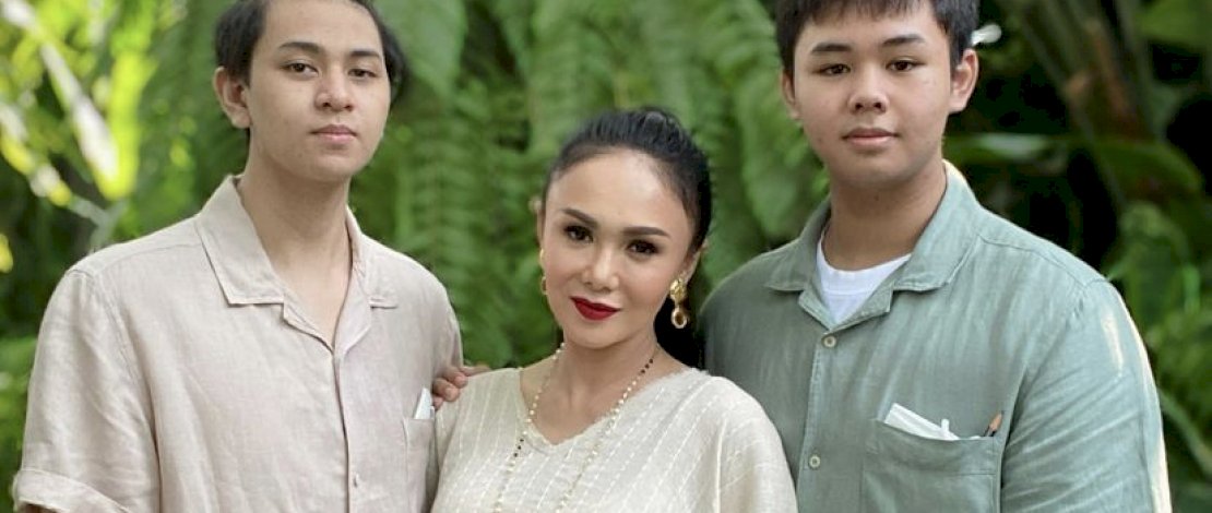 Potret manis Yuni Shara bersama kedua putranya. 
