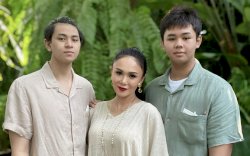 Wow, Yuni Shara Nobar Video Porno Bareng Anaknya