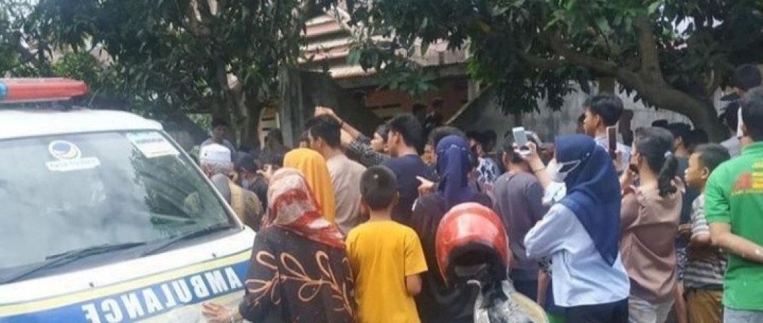 Warga mengerumuni rumah kos tempat ibu dan anak ditemukan tewas, Minggu, 27 Juni 2021.