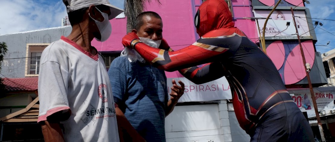 Spiderman Parepare membagi-bagikan masker ke pengguna jalan (Foto-foto: Zul Kifli)