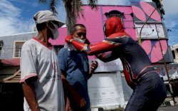 Spiderman Parepare Bagi-bagi Masker