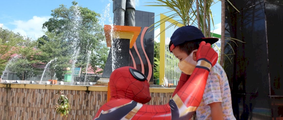 Spiderman Parepare membagi-bagikan masker ke pengguna jalan (Foto-foto: Zul Kifli)