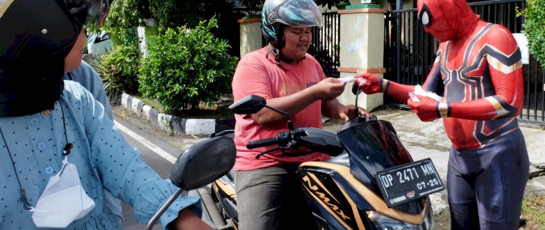 Spiderman Parepare membagi-bagikan masker ke pengguna jalan (Foto-foto: Zul Kifli)