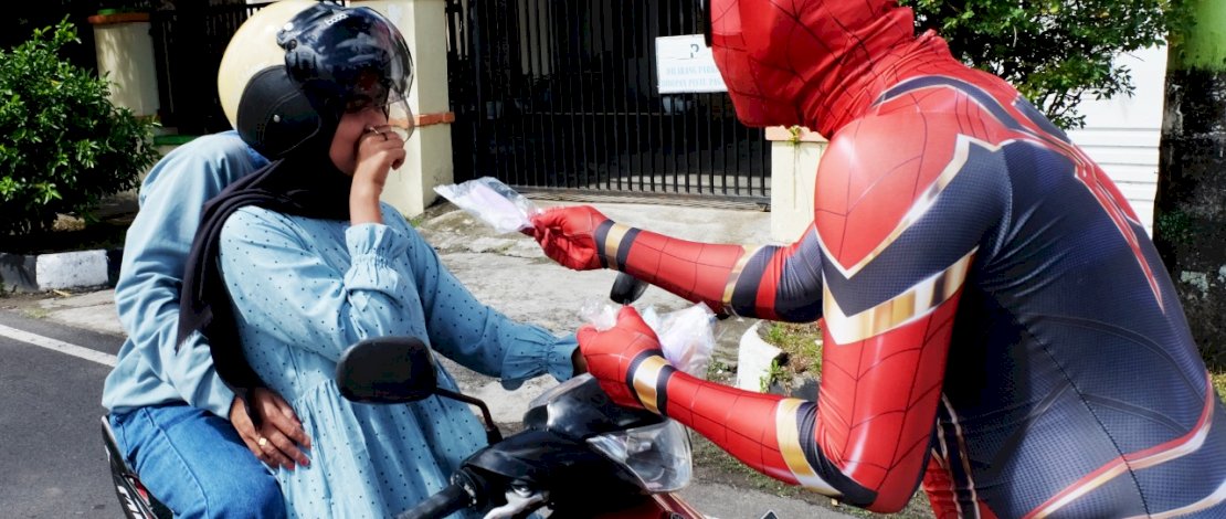 Spiderman Parepare membagi-bagikan masker ke pengguna jalan (Foto-foto: Zul Kifli)