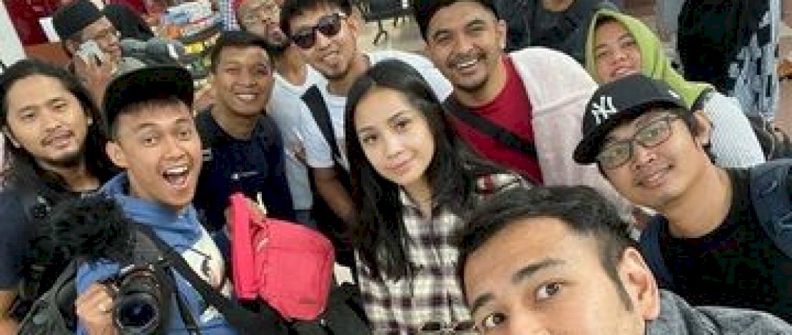 Potret Raffi Ahmad - Nagita Slavina bersama karyawan RANS. 