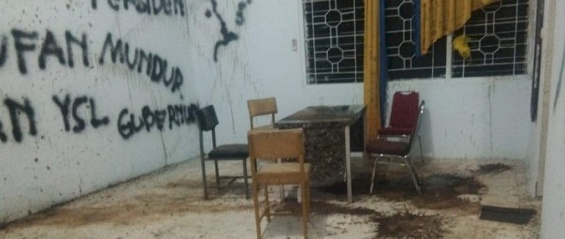 Kanto Golkar Sinjai dicoret dan dilumuri oli bekas. Kanto Golkar Sinjai dicoret dan dilumuri oli bekas.