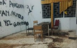 Lantai Kantor Golkar Sinjai Penuh Oli Bekas, Kursi Patah dan Ada Coretan di Dinding