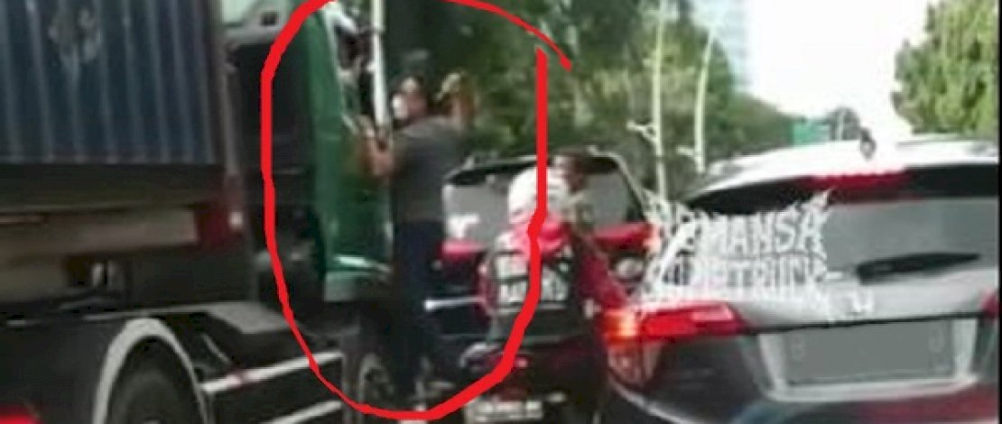 Pelaku saat menganiaya sopir mobil truk di Sunter, Jakarta Utara. 