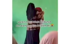 Momen Haru Siswi SD Labotto Bone, Saat Murid Lain Berikan Bunga ke Ibu, Dia Hanya Bengong di Depan Kelas