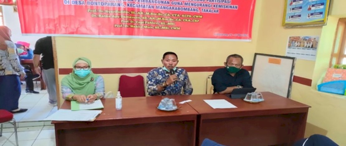 Tim dosen dari Unhas, Dr. Ratna Ayu Damayanti (kiri) dan Prof. Dr. Syarifuddin (kanan), mengapit Plt Kades Bontoparang, Kec. Mangarabombang, Kab. Takalar, Syaharuddin.