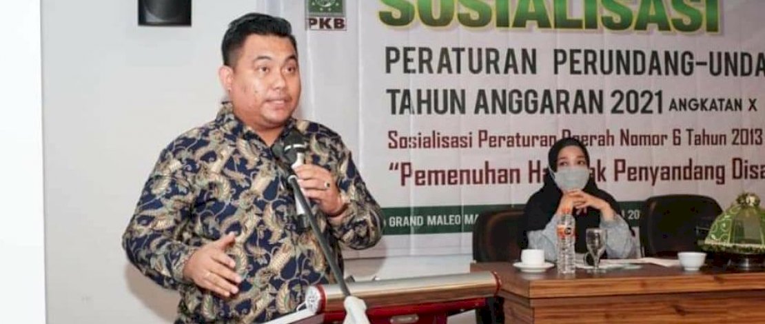 Anggota DPRD Kota Makassar, Imam Musakkar dalam sosialisasi perda di Hotel D'Maleo, Makassar.