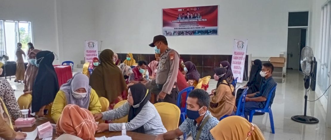 Hari ketiga Vaksinasi Massal masyarakat Luwu Masih cukup antusias dalam mengikuti program vaksinasi Covid-19 dengan tetap mengikuti protokol kesehatan di Aula Mapolres Luwu, Senin (28/6/2021). Hari ketiga Vaksinasi Massal masyarakat Luwu Masih cukup antusias dalam mengikuti program vaksinasi Covid-19 dengan tetap mengikuti protokol kesehatan di Aula Mapolres Luwu, Senin (28/6/2021).