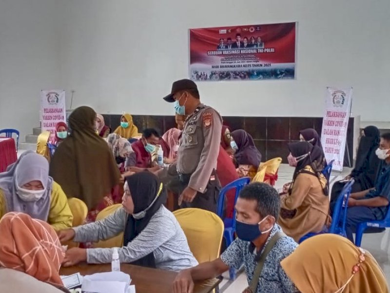 Antusias Masyarakat Luwu Ikut Vaksinasi di Hari Ketiga