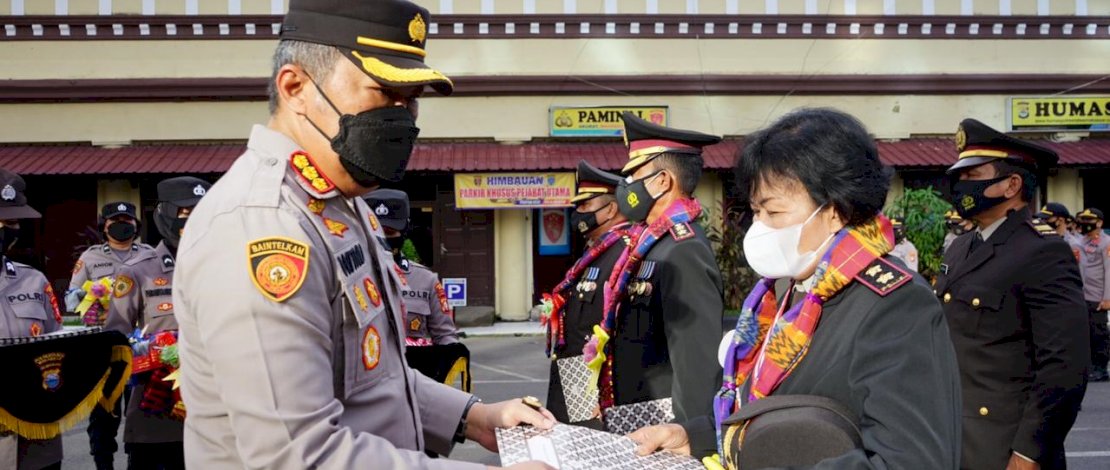 Suasana wisuda pelepasan purna bakti anggota Polri dan pegawai sipil lingkup Polrestabes Makassar. 