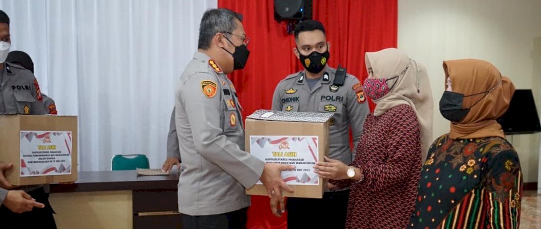 Kapolrestabes Makassar, Kombes Pol Witnu Urip Laksana, S.IK., menyerahkan bingkisan kepada purnawirawan dan warakawuri lingkungan Polrestabes Makassar, Senin, 28 Juni 2021.