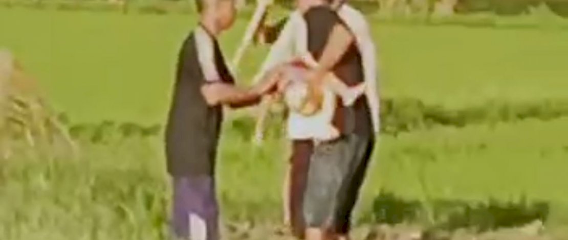 Pencarian bocah tenggelam. Gambar lain, saat korban ditemukan.