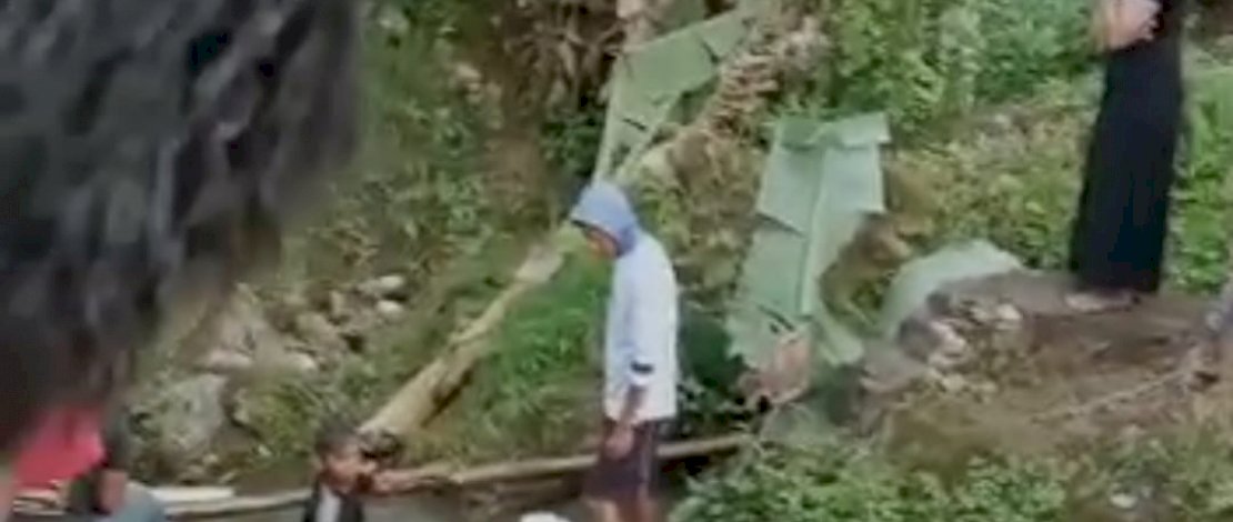 Pencarian bocah tenggelam. Gambar lain, saat korban ditemukan.