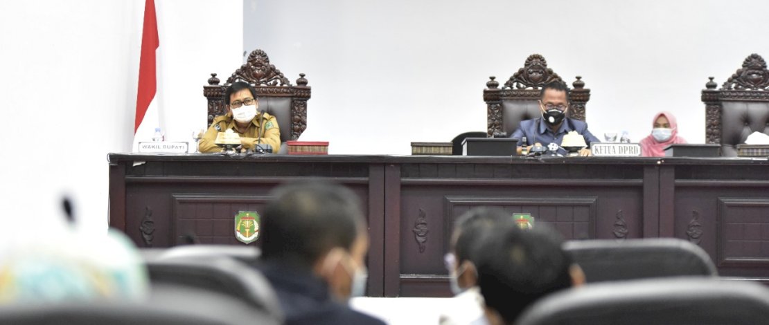 Wakil Bupati Luwu Utara, Suaib Mansur, mengikuti Rapat Paripurna DPRD terkait Pandangan Umum Fraksi terhadap tiga Ranperda, Senin (28/6/2021), di Ruang Rapat Paripurna DPRD Luwu Utara.