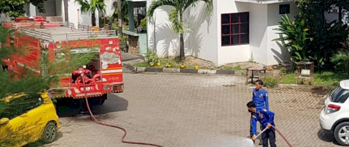 Sterilisasi penyebaran virus di Gedung DPRD Makassar, Dinas Pemadam Kebakaran Semprot Desinfektan