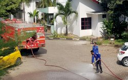 Sterilisasi penyebaran virus di Gedung DPRD Makassar, Dinas Pemadam Kebakaran Semprot Desinfektan