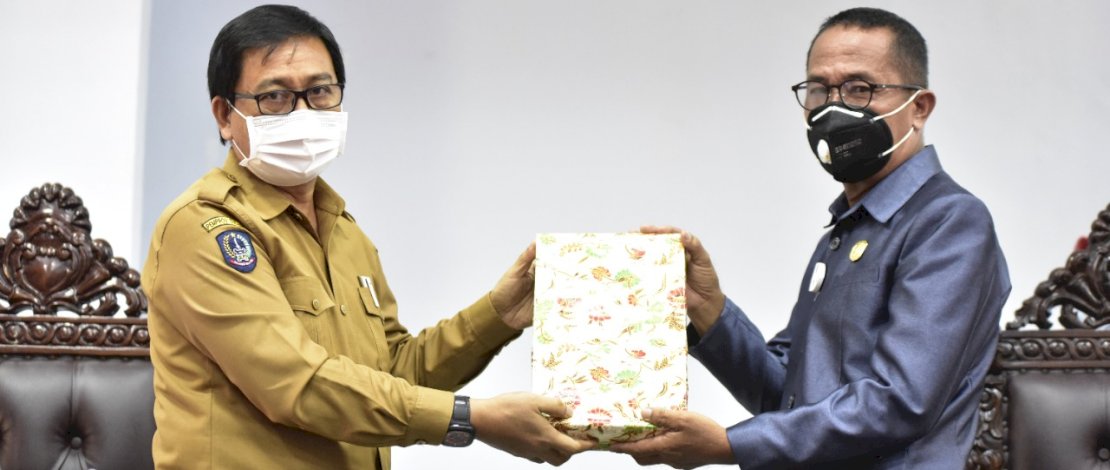 Wakil Bupati Luwu Utara, Suaib Mansur, menghadiri Rapat Paripurna DPRD dengan agenda Penyerahan Rancangan Peraturan Daerah (Ranperda) Pertanggungjawaban Pelaksanaan APBD Tahun Anggaran 2020