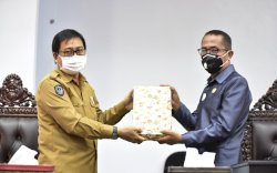 Wabup Luwu Utara Serahkan Ranperda Pertanggungjawaban APBD TA 2020 ke DPRD