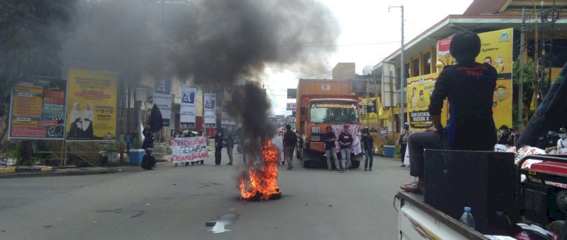 Puluhan mahasiswa yang tergabung dalam IPMAL berdemonstrasi di depan Mal Sejahtera, Pinrang, Selasa, 29 Juni 2021.