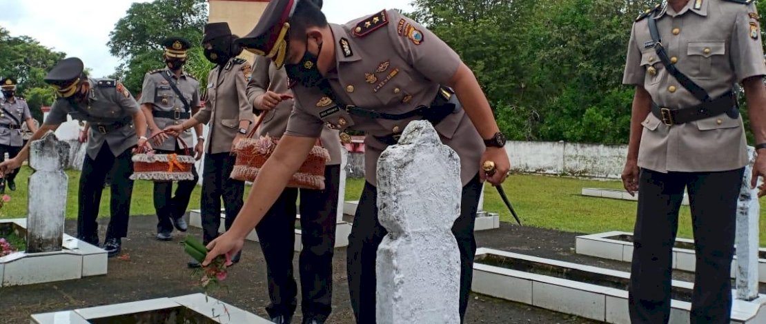 Kapolres Sinjai, AKBP Iwan Irmawan menaburkan bunga ke makam pahlawan di TMP Mangottong Sinjai.
