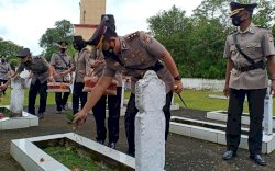 Peringati Hari Bhayangkara Ke-75, Polres Sinjai Ziarah Rombongan ke TMP