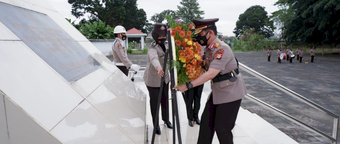 Suasana ziarah rombongan ke TMP Panaikang, Makassar, Sulsel.