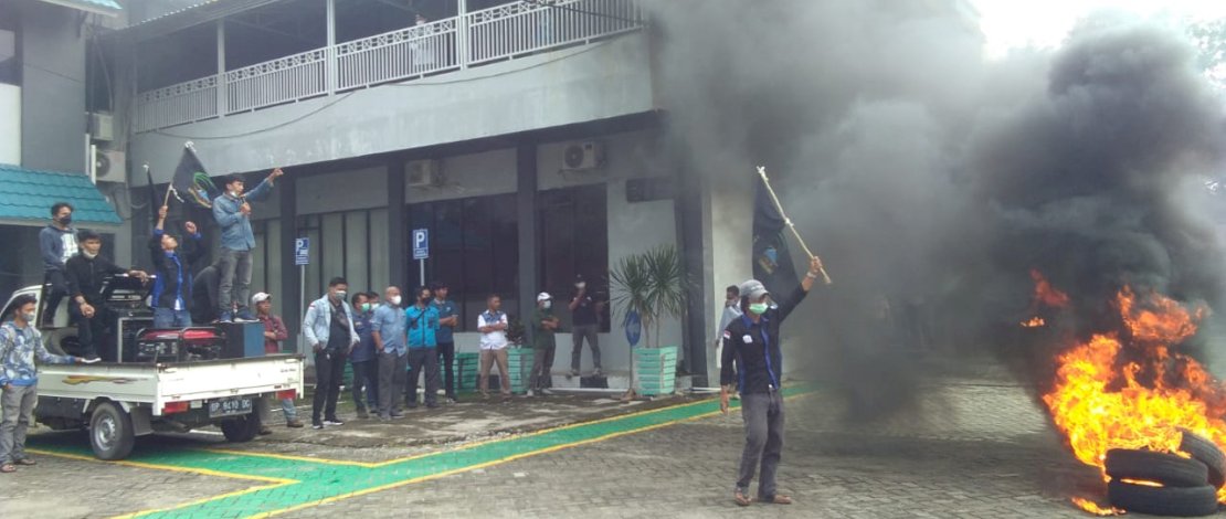 Suasana aksi demonstrasi mahasiswa IPMAL Pinrang.