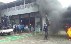 IPMAL "Geruduk" PLN Cabang Pinrang, Tuntut Pembangunan Jaringan Listrik