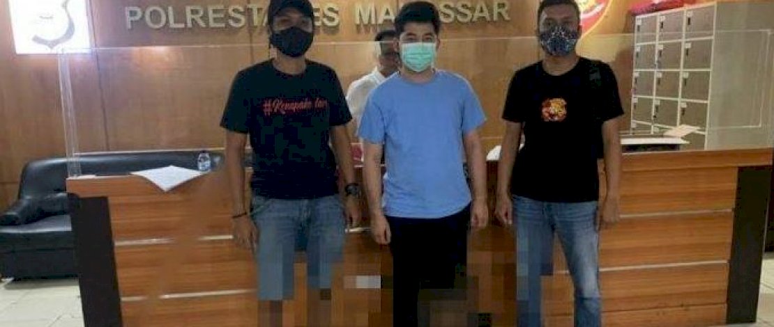 Pelaku saat diamankan di Mapolrestabes Makassar.
