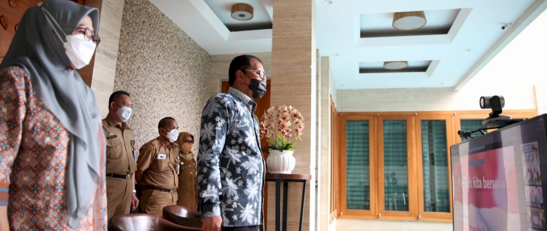 Walikota Makassar Moh. Ramdhan "Danny" Pomanto menghadiri Hari Keluarga Nasional (Harganas) 2021 secara meeting zoom. Dikediaman pribadi Danny Jalan Amirullah. Selasa, (29/6/2021).