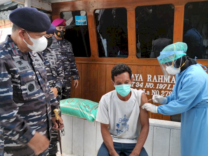 TNI AL Laksanakan Serbuan Vaksin Masyarakat Maritim di Wilayah Pesisir Kota Makassar 