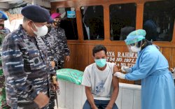 TNI AL Laksanakan Serbuan Vaksin Masyarakat Maritim di Wilayah Pesisir Kota Makassar 