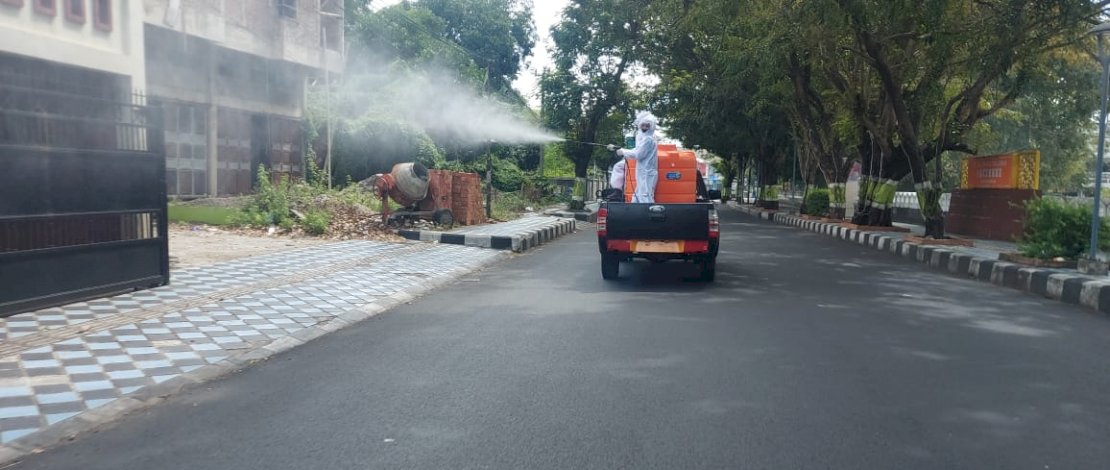 Penyemprotan disinfektan di Kelurahan Sumpang Minangae, Parepare.