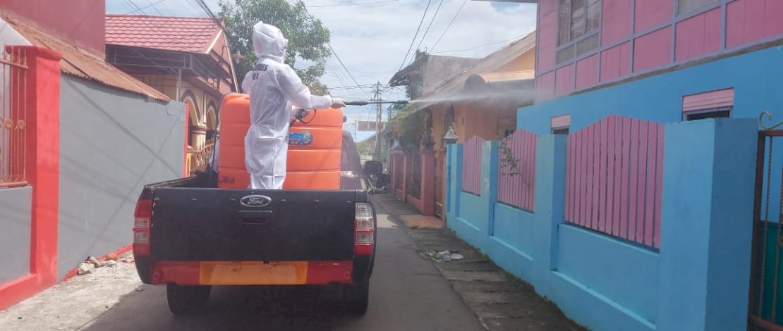 Penyemprotan disinfektan di Kelurahan Sumpang Minangae, Parepare.