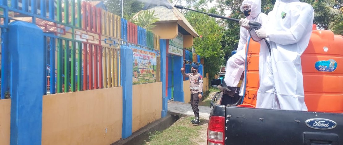 Penyemprotan disinfektan di Kelurahan Sumpang Minangae, Parepare.
