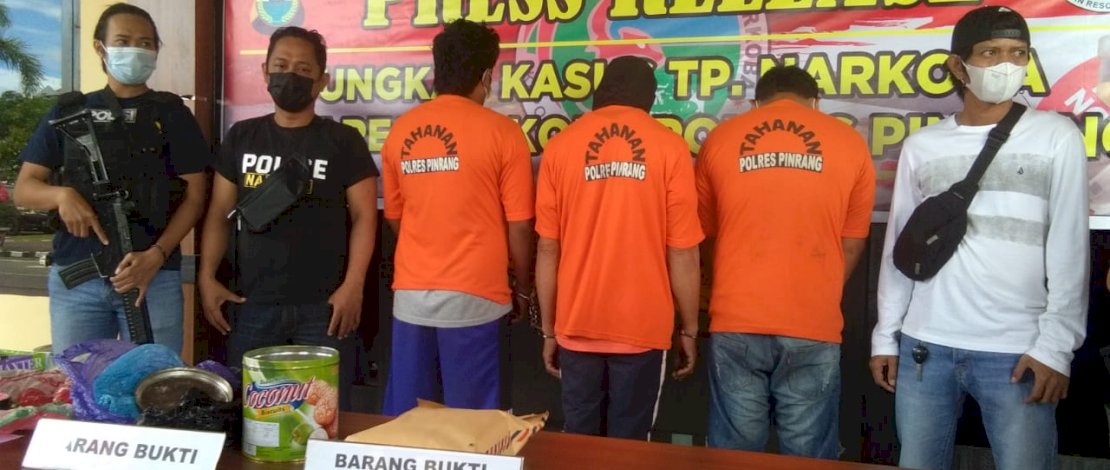 Tiga pelaku penyalahgunaan narkoba dihadirkan di Mapolres Pinrang.