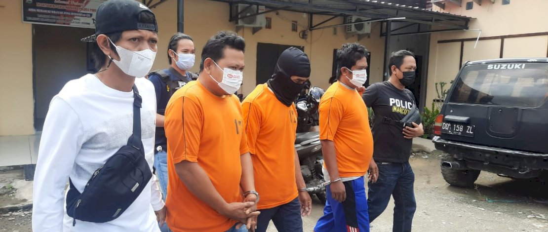 Tiga tersangka pelaku pengedar narkotika jenis kokain di Pinrang. 