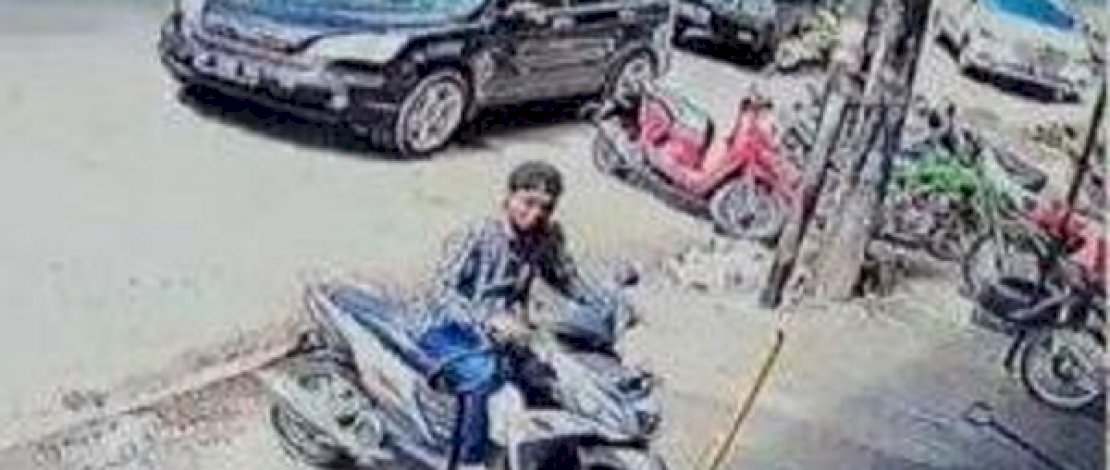 Pelaku curanmor di Jl Bandang, Makassar, tertangkap kamera pengawas.