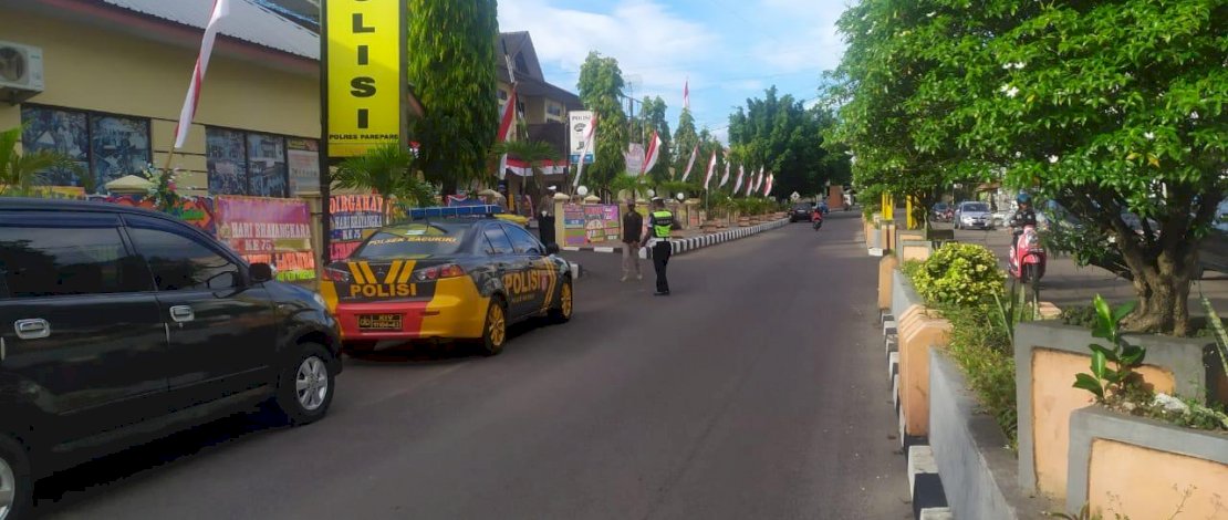 Karangan bunga ucapan Hari Bhayangkara, memenuhi halaman Mapolres Parepare.