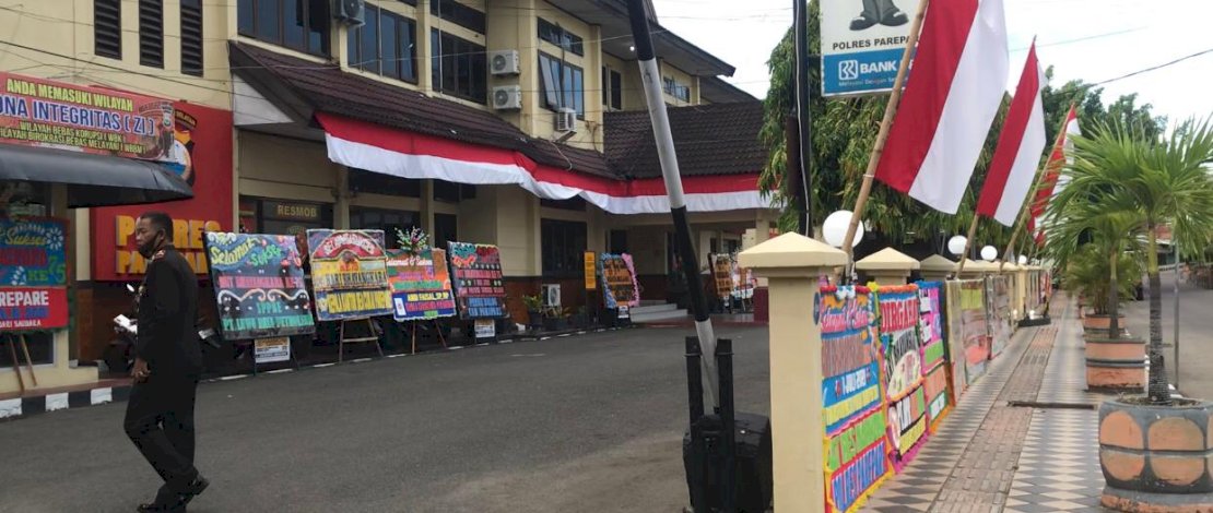 Karangan bunga ucapan Hari Bhayangkara, memenuhi halaman Mapolres Parepare.