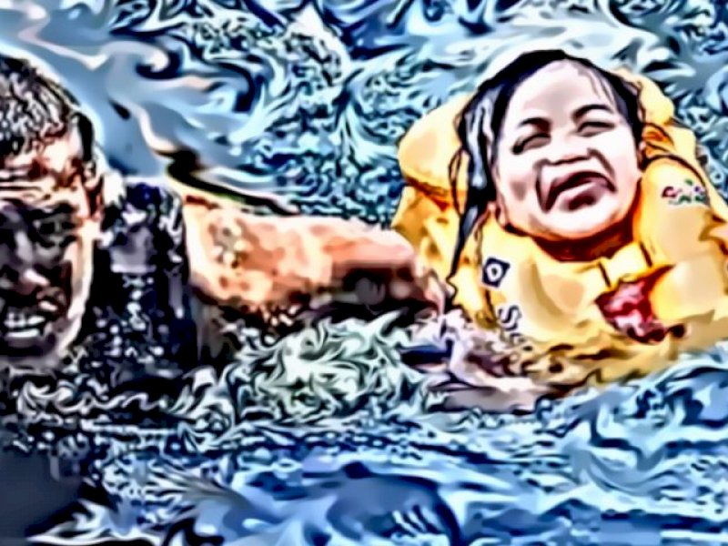 Begini Detik-detik Seorang Sopir Menyelamatkan Dua Orang Korban KMP Yunicee yang Tenggelam di Selat Bali