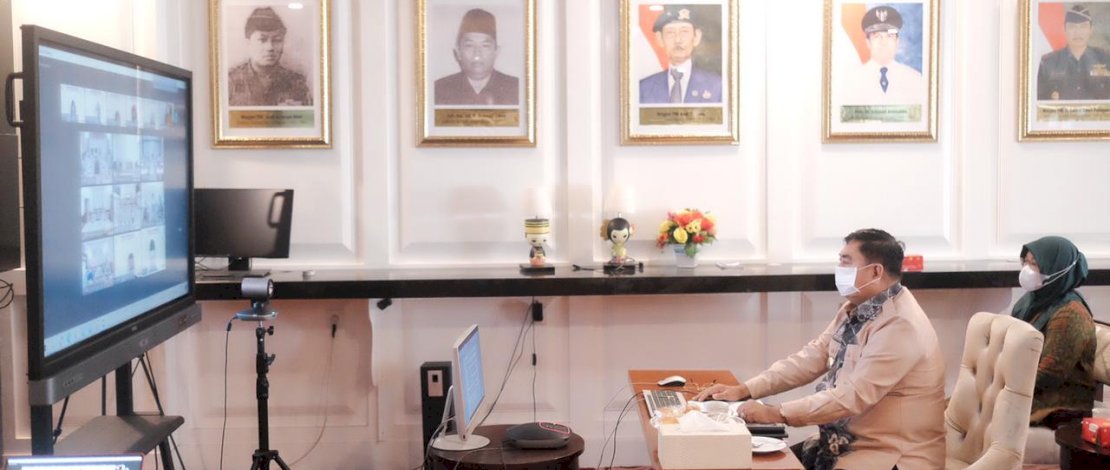 Sekprov Sulsel, Abdul Hayat Gani  sedang melakukan virtual meeting pembahasan dan evaluasi BPK Sulsel di Kantor Gubernur Sulsel.
