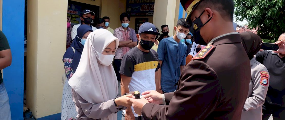 Satlantas Polres Pinrang, membagikan SIM gratis bagi warga yang lahir 1 Juli.