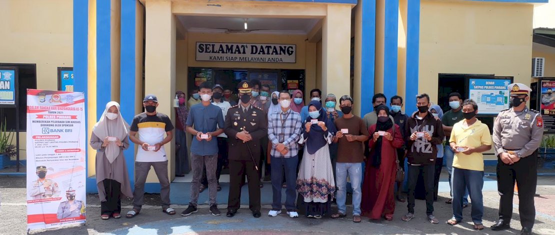 Satlantas Polres Pinrang, membagikan SIM gratis bagi warga yang lahir 1 Juli.
