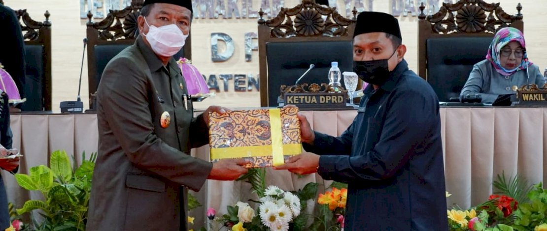 Bupati Bulukumba, H Andi Muchtar Ali Yusuf menyerahkan Ranperda ke Letua DPRD Bulukumba.